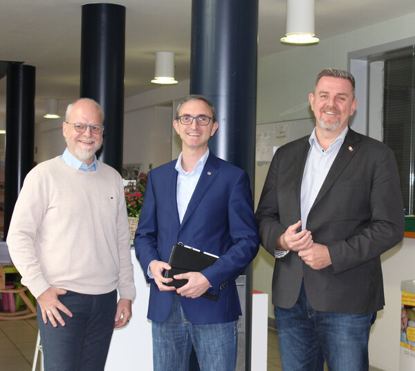 Bild vergr&ouml;&szlig;ern: Bundestagsabgeordneter Alexander Jordan (Mitte) traf sich mit Gemeindebürgermeister Andreas Busch(rechts) und Verwaltungsleitung Tobias Breske im Rathaus.