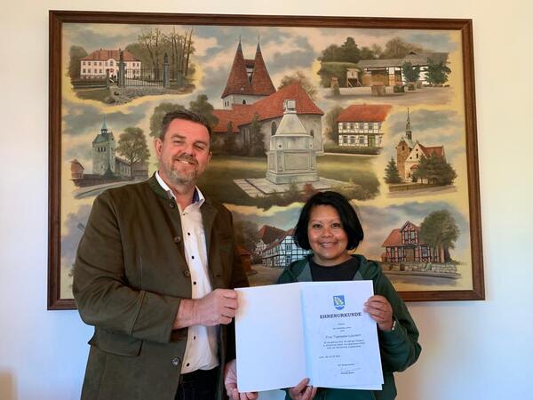 Bild vergr&ouml;&szlig;ern: Foto (© Gemeinde Lehre): Andreas Busch gratuliert Eppi Luschert zum 25-jährigem Dienstjubiläum