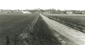 Bild vergr&ouml;&szlig;ern: Bild: (© Lothar Bremer) Dorfansicht von Westen 1975 Links auf dem Bild sind die ersten Häuser des  Baugebietes „Am Kirchfeld“ zu sehen.