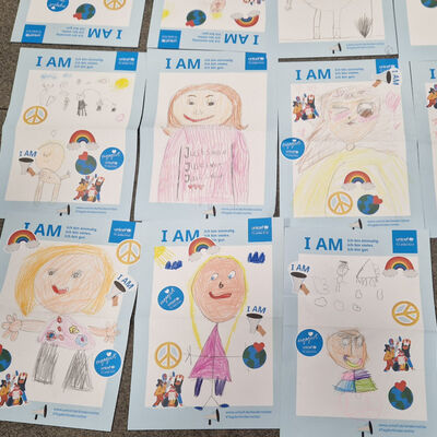 Bild vergr&ouml;&szlig;ern: Von den Grundschulkindern gestaltete Plakate zum Tag der Kinderrechte.