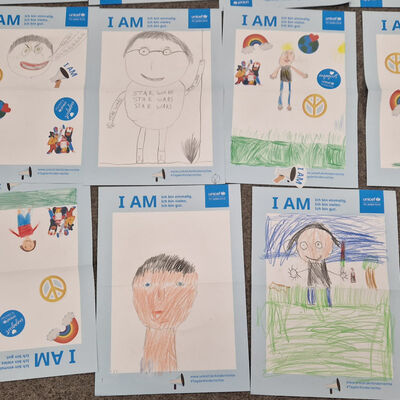 Bild vergr&ouml;&szlig;ern: Von den Grundschulkindern gestaltete Plakate zum Tag der Kinderrechte.