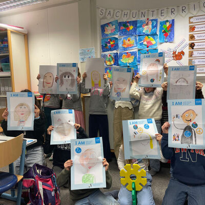 Bild vergr&ouml;&szlig;ern: Die Grundschulkinder im offenen Ganztag der Grundschule Lehre zeigen ihre gestaltenen Plakate zum Thema "I AM. Ich bin einmalig. Ich bin vieles. Ich bin gut.“