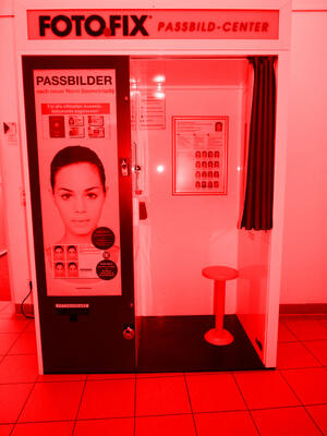 Bild vergr&ouml;&szlig;ern: Foto (© Gemeinde Lehre): defekter Fotoautomat in der Gemeinde Lehre