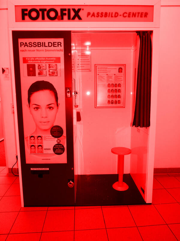 Bild vergr&ouml;&szlig;ern: Foto (© Gemeinde Lehre): defekter Fotoautomat in der Gemeinde Lehre