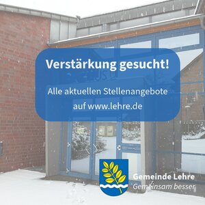 Bild vergr&ouml;&szlig;ern: Der Hinweis auf die aktuellen Stellenangebote und im Hintergrund das verschneite Rathaus.