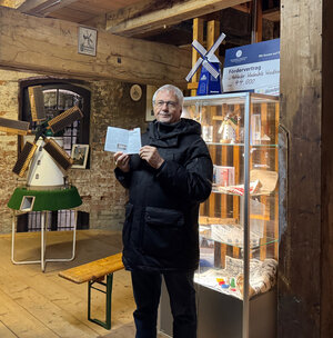Bild vergr&ouml;&szlig;ern: Horst Splett, Vorsitzender des Vereins Forum Industriekultur e.V., stellt den neuen Radreiseführer in der Wendhäu-ser Mühle vor und erläutert das Projekt.