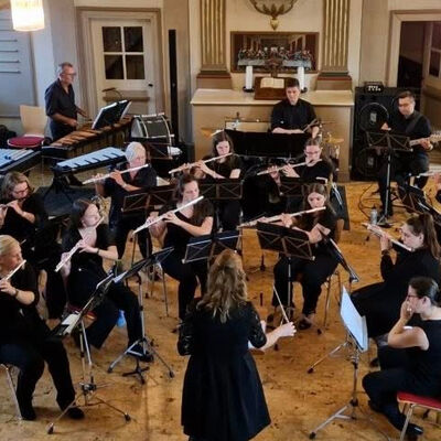Ein Bild des Modernen Flötenorchesters aus Flechtorf in der Kirche.