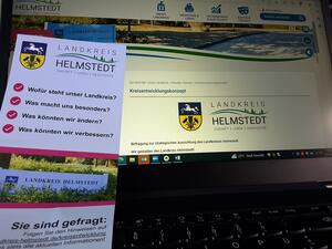 Bild vergr&ouml;&szlig;ern: Foto (© Gemeinde Lehre): Der Flyer zur Kreisentwicklungs-Befragung vor der Landkreis-Internetseite.