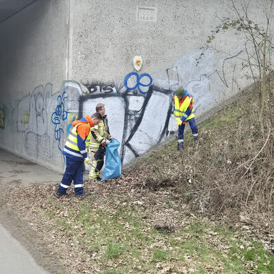 Bild vergr&ouml;&szlig;ern: Die Jugendfeuerwehr Essehof sammelte Müll am Straßenrand.