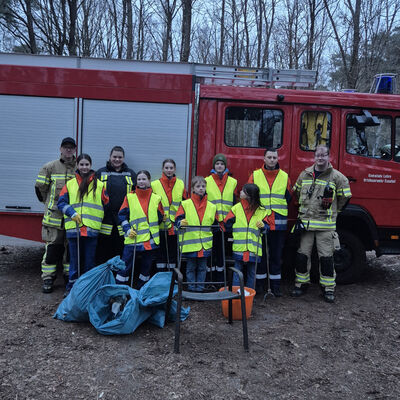 Bild vergr&ouml;&szlig;ern: Bei Ihrer Müllsammelaktion fanden die Mitglieder der Jugendfeuerwehr in Essehof so allerhand Kurioses am Wegesrand.