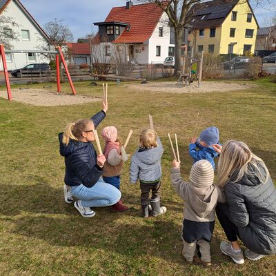 Bild vergr&ouml;&szlig;ern: Auch die Kinder der Kita Mühlenknirpse in Wendhausen halfen fleißig mit.
