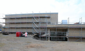 Bild vergr&ouml;&szlig;ern: Der erste Teil der neuen Turnhalle in Flechtorf ist bereits fertig gestellt.