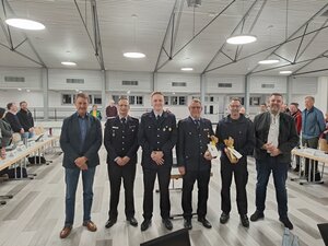 Bild vergr&ouml;&szlig;ern: Jürgen Haberland, Ratsvorsitzender und Bürgermeister Andreas Busch(1.v.r.) dankten Maik Goerke, ehemaliger stellvertretender Ortsbrandmeister und Holger Schlenzig, ehemaliger  Ortsbrandmeister, für ihre Arbeit und beglückwünschten Lukas Müller und Bennet Rebel (v. links) zu ihren Ernennungen.