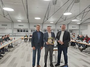 Bild vergr&ouml;&szlig;ern: Das ehemalige Ratsmitglied Len Reinecke(Mitte) wurde vom Ratsvorsitzenden Jürgen Haberland und Bürgermeister Andreas Busch gebührend verabschiedet.