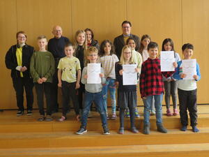 Bild vergr&ouml;&szlig;ern: Foto (© Gemeinde Lehre): Finalteilnehmer und Jury des Lesewettbewerbs
