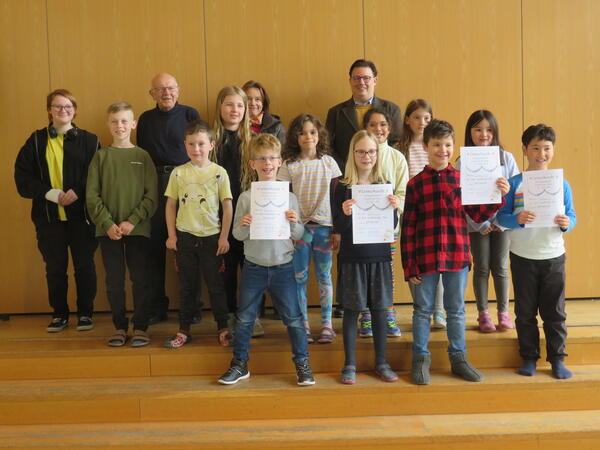 Bild vergr&ouml;&szlig;ern: Foto (© Gemeinde Lehre): Finalteilnehmer und Jury des Lesewettbewerbs