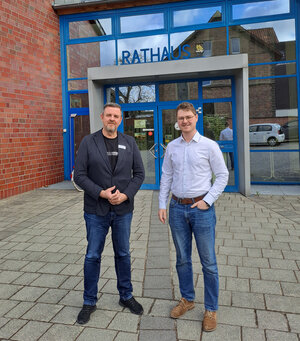 Bild vergr&ouml;&szlig;ern: Andreas Busch und Niklas Krüger stehen darußen vor dem Haupteingang des Rathauses.