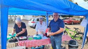 Bild vergr&ouml;&szlig;ern: Foto (© Gemeinde Lehre): „Wolke 7“ am Marktplatz in Lehre – die süßen Leckereien vom neuen Verkaufsstand lässt sich auch Ortsbürgermeister Heinrich Köther nicht entgehen.
