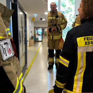 Bild vergr&ouml;&szlig;ern: Mitglieder der Ortsfeuerwehr führten eine geplante Übung in der Kita „Abenteuerland“ in Essenrode durch.