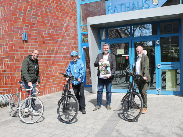 Freuen sich auf viele Teams, die Kilometer sammeln: Bauamtsleiter Marco Schulz, Ener-giemanager Karsten Grünheier, Bürgermeister Andreas Busch und Verwaltungsleitung Tobias Breske aus dem Rat-haus.