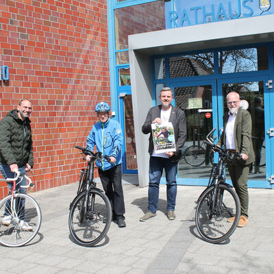 Freuen sich auf viele Teams, die Kilometer sammeln: Bauamtsleiter Marco Schulz, Ener-giemanager Karsten Grünheier, Bürgermeister Andreas Busch und Verwaltungsleitung Tobias Breske aus dem Rat-haus.