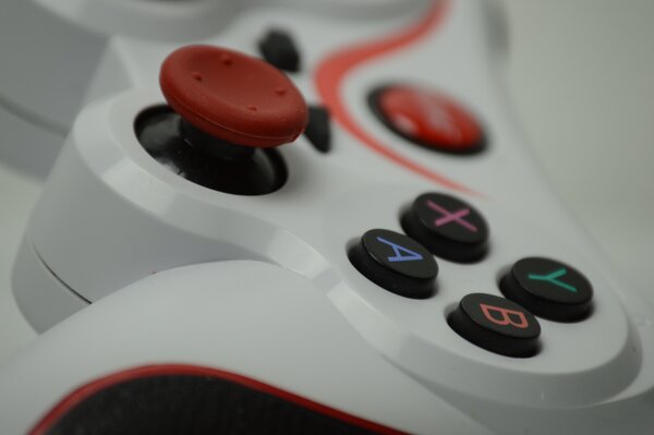 Bild vergr&ouml;&szlig;ern: Ein weißer Gaming-Controller mit bunten Knöpfen als Nahaufnahme.
