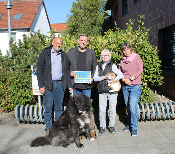 Bild vergr&ouml;&szlig;ern: Vor dem Rathaus in Lehre übergab der Bürgermeister die Spende an den Vorstand des Tierschutzvereins Lehre. Mit dabei waren auch Katze Francis und Hund Oskar.
