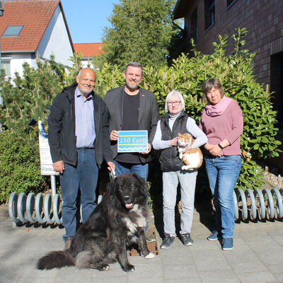 Vor dem Rathaus in Lehre übergab der Bürgermeister die Spende an den Vorstand des Tierschutzvereins Lehre. Mit dabei waren auch Katze Francis und Hund Oskar.