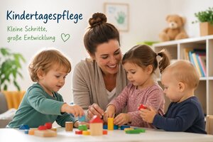 Bild vergr&ouml;&szlig;ern: Eine Frau sitzt mit drei Kleinkindern an einem Tisch und sie spielen zusammen mit Bauklötzen aus Holz.