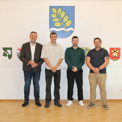 Bürgermeister Andreas Busch begrüßte zusammen mit Eugen Siegmund(1.v.r.), stellvertretender Fachbereichsleiter Bau, Immobilen und Bauhof, die neuen Kollegen Lars Krüger und Nando Maire.