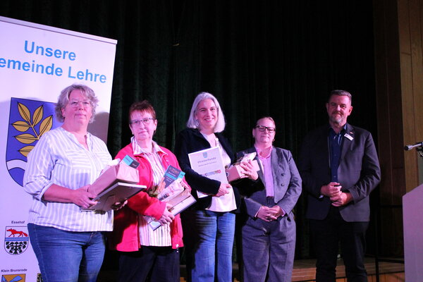 Die stellvertretende Ortsbürgermeisterin von Lehre Diana Siedentopf und Gemeindebürgermeister Andreas Busch gratulieren den Mitarbeiterinnen der Gemeindebücherei Daniela Piehl, Marianne Eckhard und Wiebke Wulff-Heitmann am Ehrenamtstag.