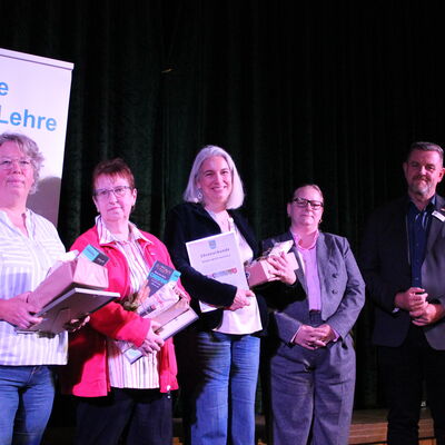 Die stellvertretende Ortsbürgermeisterin von Lehre Diana Siedentopf und Gemeindebürgermeister Andreas Busch gratulieren den Mitarbeiterinnen der Gemeindebücherei Daniela Piehl, Marianne Eckhard und Wiebke Wulff-Heitmann am Ehrenamtstag.