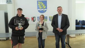 Bild vergr&ouml;&szlig;ern: Foto (© Gemeinde Lehre): Gemeindebürgermeister Andreas Busch (rechts) begrüßt Leon Etmanski und Celina Neumann als neue Bundesfreiwilligendienstleistende im Rathaus der Gemeinde Lehre.