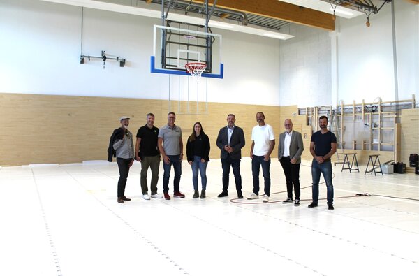 Klaus Hauser und Matthias Wischhof vom Ingenieurbüro PIH, Thomas Schultz und Karla Hannig vom Planungsbü-ro Die Planschmiede, Bürgermeister Andreas Busch, Bauamtsleiter Marco Schulz, Verwaltungsleitung Tobias Breske und Mario Junghans von der Bauverwaltun