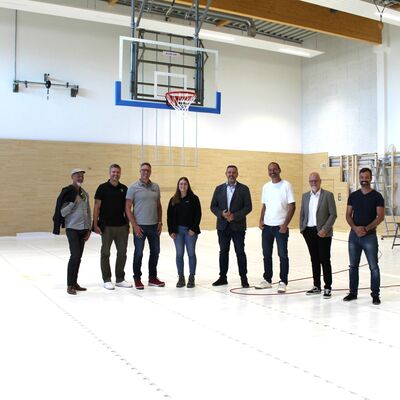 Klaus Hauser und Matthias Wischhof vom Ingenieurbüro PIH, Thomas Schultz und Karla Hannig vom Planungsbü-ro Die Planschmiede, Bürgermeister Andreas Busch, Bauamtsleiter Marco Schulz, Verwaltungsleitung Tobias Breske und Mario Junghans von der Bauverwaltun