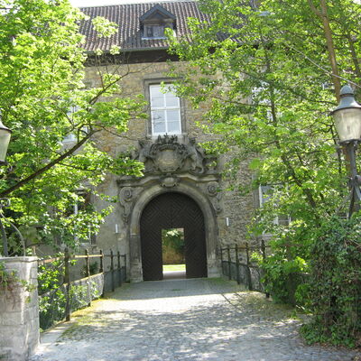 Am Schloss in Wendhausen wird ein Relief für den im Rahmen der NS-"Euthanasie" ermordeten Hans Tepelmann enthüllt.