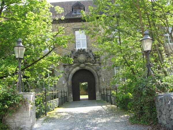 Bild vergr&ouml;&szlig;ern: Am Schloss in Wendhausen wird ein Relief für den im Rahmen der NS-"Euthanasie" ermordeten Hans Tepelmann enthüllt.