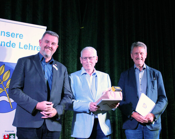 Bild vergr&ouml;&szlig;ern: Gemeinderatsvorsitzender Jürgen Haberland (rechts) und Gemeindebürgermeister Andreas Busch (links) gratulieren Hans-Peter Szyperrek zu seinem ehrenamtlichen Engagement für die Umwelt.