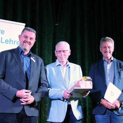 Gemeinderatsvorsitzender Jürgen Haberland (rechts) und Gemeindebürgermeister Andreas Busch (links) gratulieren Hans-Peter Szyperrek zu seinem ehrenamtlichen Engagement für die Umwelt.