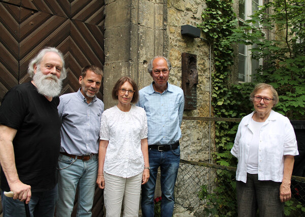 Bild vergr&ouml;&szlig;ern: Die Gruppe steht vor dem gerade enthüllten Bronzerelief, das sich an der Schlossmauer in Wendhausen befindet.