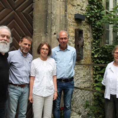 Die Gruppe steht vor dem gerade enthüllten Bronzerelief, das sich an der Schlossmauer in Wendhausen befindet.