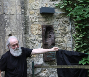 Bild vergr&ouml;&szlig;ern: Denis Stuart Rose enthüllt das Bronzerelief von Hans Tepelmann bei der Gedenkfeier.