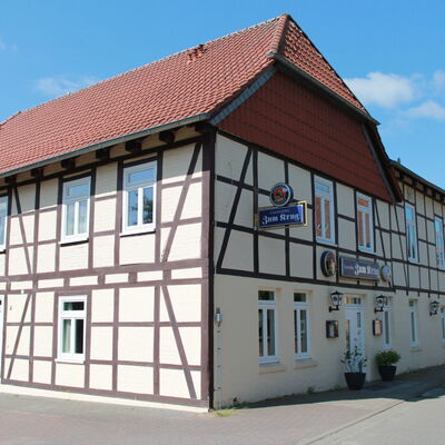 Die Außenansicht des Gebäudes, in dem sich die gerade leer stehende Gaststätte "Zum Krug" und der Jugendraum in der Ortschaft groß Brunsrode befindet.