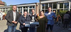 Bild vergr&ouml;&szlig;ern: Foto: (© Gemeinde Lehre) Die Oberschule Lehre darf sich über die Auszeichnung „Schule ohne Rassismus – Schule mit Courage“ freuen. Von links auf dem Foto zu sehen sind Gemeindebürgermeister Andreas Busch, Geschäftsführerin des AWO –Kreisverband Region Har