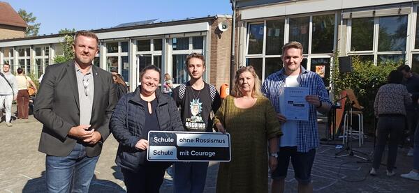 Bild vergr&ouml;&szlig;ern: Foto: (© Gemeinde Lehre) Die Oberschule Lehre darf sich über die Auszeichnung „Schule ohne Rassismus – Schule mit Courage“ freuen. Von links auf dem Foto zu sehen sind Gemeindebürgermeister Andreas Busch, Geschäftsführerin des AWO –Kreisverband Region Har
