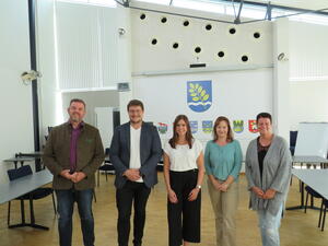 Bild vergr&ouml;&szlig;ern: Foto: (© Gemeinde Lehre) Gemeindebürgermeister Andreas Busch heißt den neuen Konrektor Maximilian Hömme im Ratssaal des Rathauses willkommen. Mit dabei waren  auch (v.l.) Sandra Sauerbrei, Nicole Behlendorf und Heike Busch.