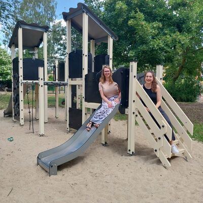 Kira Wiesner, für die Spielplätze der Gemeinde zuständig, und Kitaleitung Christina Rittmeier testen die neue Kletterlandschaft in Flechtorf.