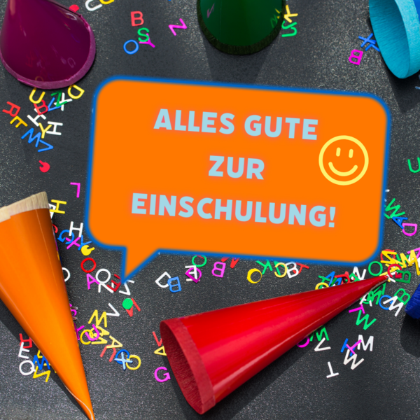 Im Hintergrund sind verschiedenfarbige Schultüten zu sehen und bunte Buchstaben liegen verstreut auf dem Boden. In einer Sprechblase steht "Alles Gute zur Einschulung!"