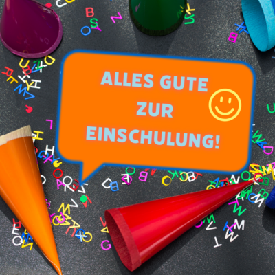 Im Hintergrund sind verschiedenfarbige Schultüten zu sehen und bunte Buchstaben liegen verstreut auf dem Boden. In einer Sprechblase steht "Alles Gute zur Einschulung!"