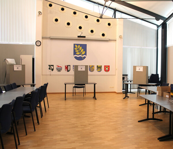 Im Ratssaal des Rathauses der Gemeinde Lehre sind drei Wahlkabinen zur Stimmabgabe aufgebaut.